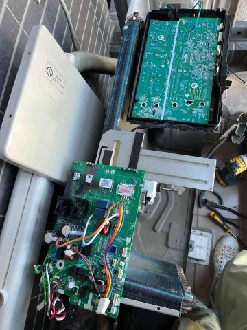 群展電器工程行 - 大金&mdash;更換室外機 機板