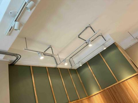 逸凡機電有限公司 - 安裝配置軌道燈。