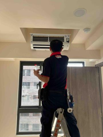 群展電器工程行 - 室內機安裝