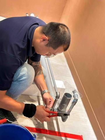 逸凡機電有限公司 - 安裝配置美髮專用洗頭台水管，包含熱水器配置。