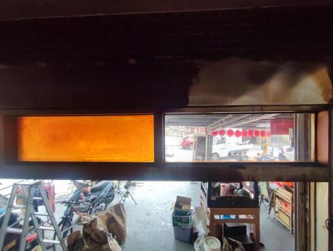 芯美清潔 - 玻璃油煙清洗  左為清洗前  右為清洗後