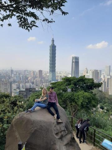 Denis S' - Проведение экскурсии Гора 象山 в Тайбэе.