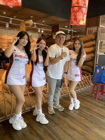 劉承韋 - 池上飯包 X 樂天女孩  
一日店長主持活動 劉承韋 - 池上飯包 X 樂天女孩  
一日店長主持活動