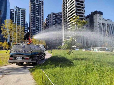 倫心實業有限公司 - 灑水作業