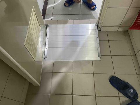 戴義雄 - 浴室斜坡板