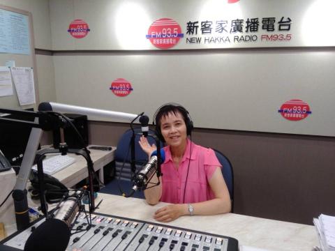 劉芝英 - 現職 新客家廣播電台節目主持人6年