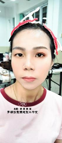 麥絹岱妝髮整體造型 - 【雙眼皮調整】
     育萱新娘.眼睛遠看近似於單眼皮，如靠近仔細研究一番，她其實是內雙眼皮，因沉重的眼皮直往下壓，而看不見雙眼皮的折痕，經過反覆仔細的調整之後，終於，看見了 育萱新娘.夢寐以求的雙眼皮，非常的漂亮，也更加突顯了她原本精緻小巧的五官及鵝蛋臉，她開心極了！心花朵朵開呢！