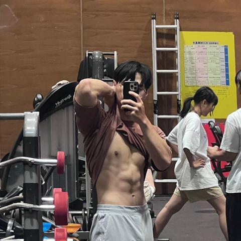 提供cpr急救服務的專家自由教練Travis