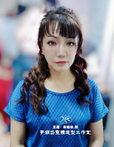 麥絹岱妝髮整體造型 - 【歐美混血妝】
     新娘先戴上角膜變色塑型片，在畫完妝之後，五官顯得深刻又立體，整個妝容近似於歐美立體混血妝，凸顯五官輪廓深邃又精緻。