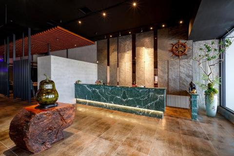 Linda Hsueh - 燒烤店櫃台接待區