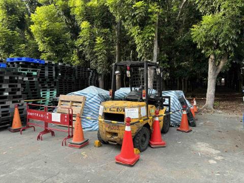 合盛工程 - 堆高機清運貨物?