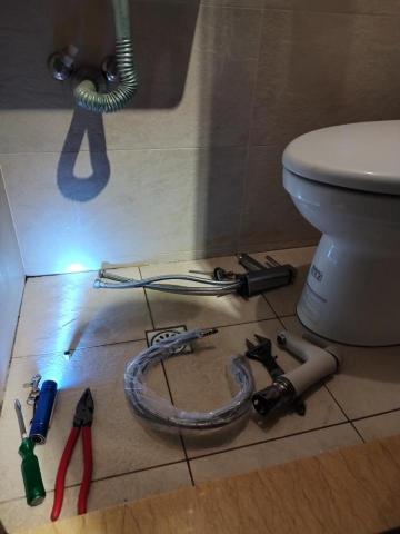 周昆興 - 浴室水龍頭更新作業（更換中）