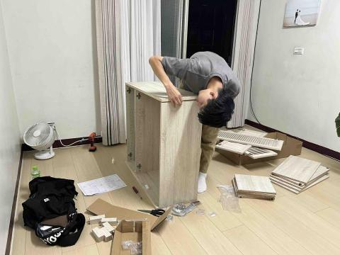 劉世智 - 組裝鞋櫃