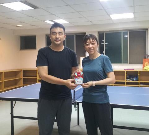 張敬彬 - 張老師平常在學校與同事打球，遇到了公教人員盃的比賽，特地來學習上課，紮實訓練基本功，球技進步神速