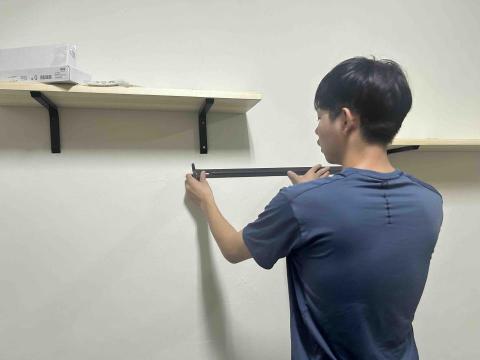 劉世智 - 安裝層架、層板