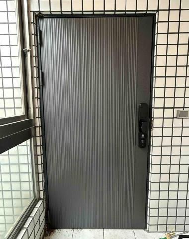 築峰門片安裝 - 壓花鋼板門(流蘇) 築峰門片安裝 - 壓花鋼板門(流蘇)