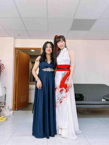 何慈婷 (舞弦二胡工作室) - 霹靂布袋戲_與風采輪老師的合照