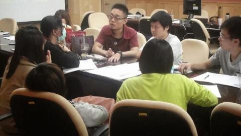 平面設計美學 - 動畫創作課，和學員討論劇本與分鏡。