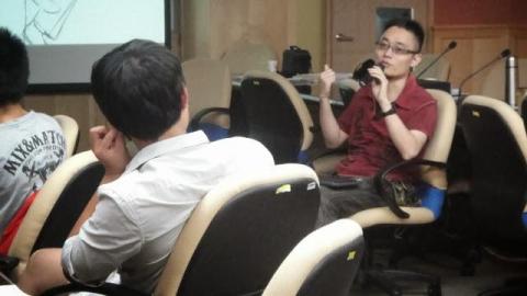 平面設計美學 - 動畫創作課，和學員討論劇本與分鏡。