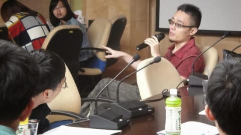 平面設計美學 - 動畫創作課，和學員討論劇本與分鏡。