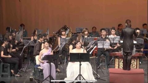 何慈婷 (舞弦二胡工作室) -  小巨人絲竹樂團_雙二胡協奏《黑洞》