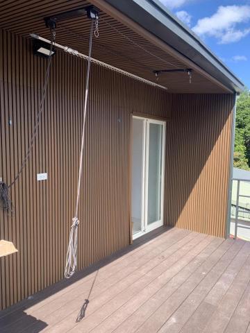 塑木專家-Kai - 頂樓
牆面天花塑木格柵 
地面實心全塑仿木