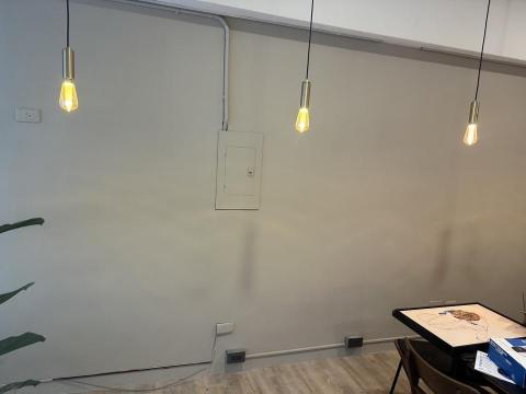 吳善鈞 - 牆壁批土，立邦蛋殼漆改色完成