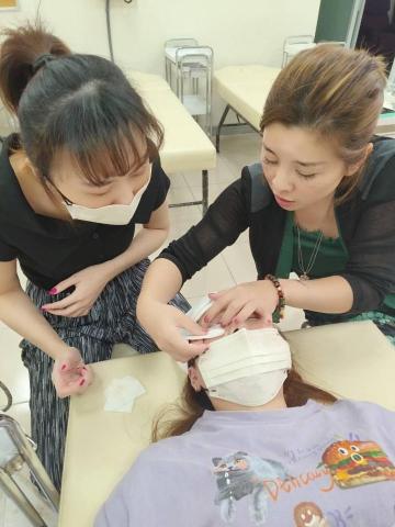 藍海美容美學技導 - 教學中