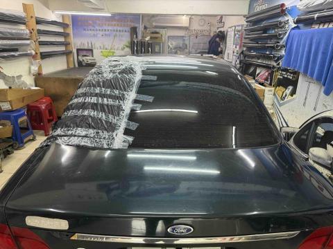 阿吉汽車大樓隔熱紙汽車玻璃更換 - 福特妳愛她後檔風玻璃更換