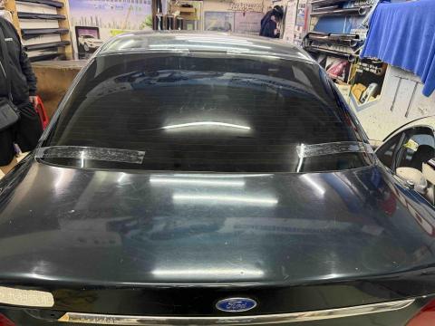 阿吉汽車大樓隔熱紙汽車玻璃更換 - 福特妳愛她後檔風玻璃更換加貼深黑色隔熱紙。完工照