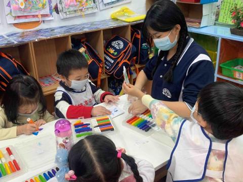 李宛芯 - 教幼兒製作紙袋偶角色