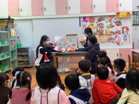 李宛芯 - 紙袋偶表演