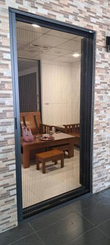 上泰工程行 - 大門摺疊紗窗安裝