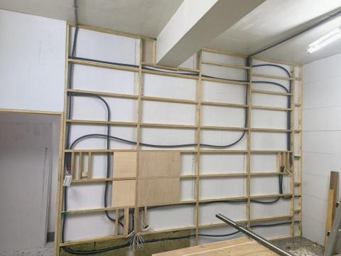 洪興鵬 - 裝潢場走開關、插座、網路，完成後讓木作封板。