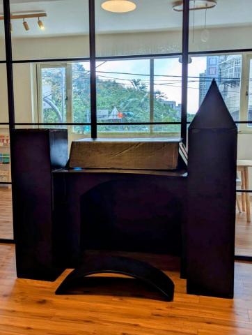 童年山丘專業臨托陪玩工作室 - 自製的黑摸摸勇敢屋