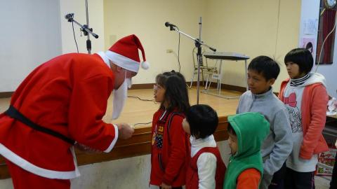 Jamie Hung - 111224 Here comes Santa Claus