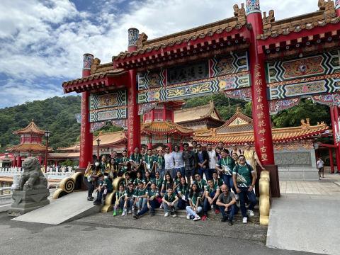 鞠佳文 - 擔任墨西哥舞團隨隊，負責團隊生活起居、行程安排及翻譯。