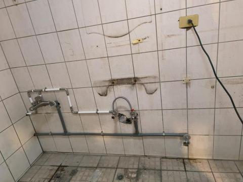 洪興鵬 - 冷熱水堵塞改明管，熱水壓接、冷水PVC管。