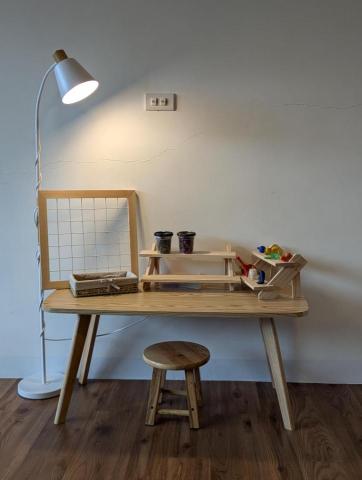 童年山丘專業臨托陪玩工作室 - 給孩子的專屬工作桌