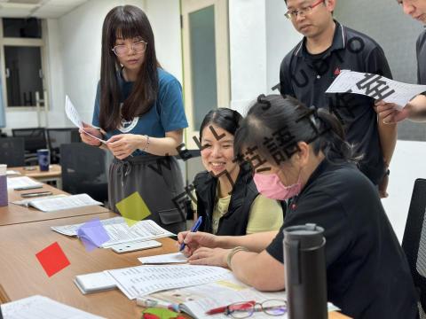 朱宗威 - 互動式教學讓學員能自在開口說英文。