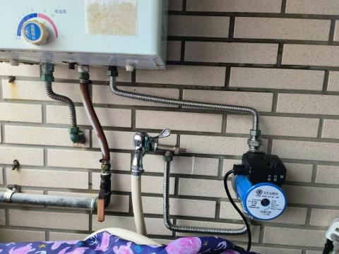 洪興鵬 - 次頂樓水壓不足，安裝熱水器加壓馬達，增加熱水壓力。