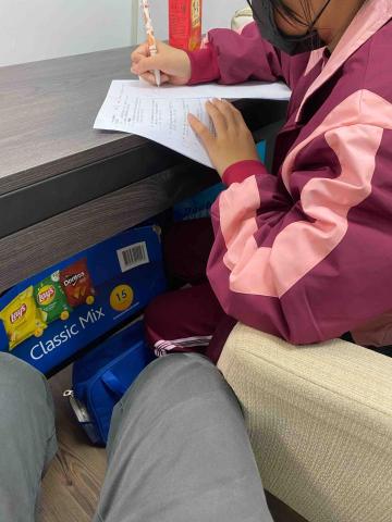 日光家教-游老師 - 學生認真解題