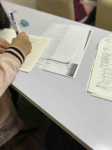 日光家教-游老師 - 學生認真抄筆記