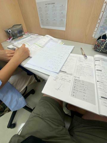日光家教-游老師 - 學生認真聽講及練習