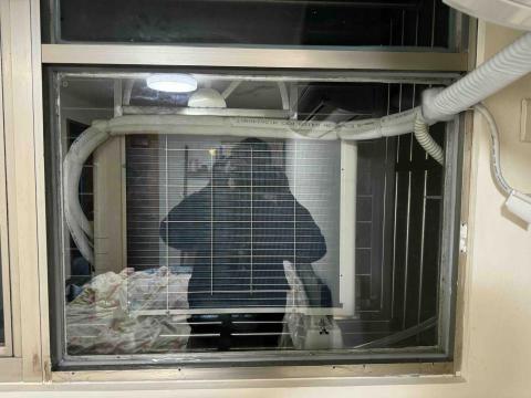 莊子緯 - 冷氣窗封8mm強化清玻，開一個ㄈ型孔