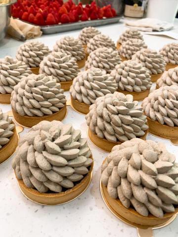 蒔初甜點主廚 - 陀飛輪造型擠花