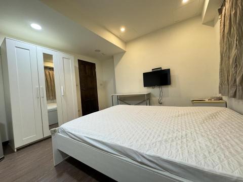 鍾先生 - 房間原為紫色，批土及更換牆面顏色