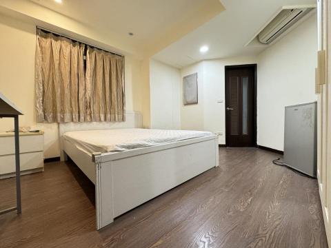 鍾先生 - 房間原為紫色，批土及更換牆面顏色