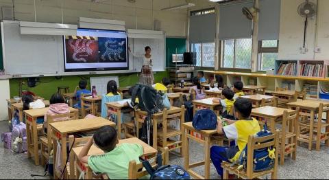 Ivy英文家教🌹家長的好幫手👋🏻國中小全科都可教✨ - Read story together!