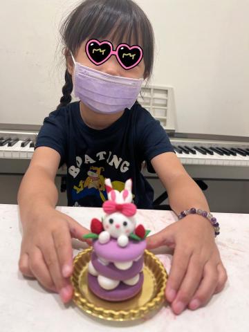 莉莉安Lilian - 一對一家教
3歲girl對黏土有興趣，第一次接觸創意黏土，但妹妹反應很好，透過示範引導，她70%可以獨立作業上手，做完成品她非常的開心